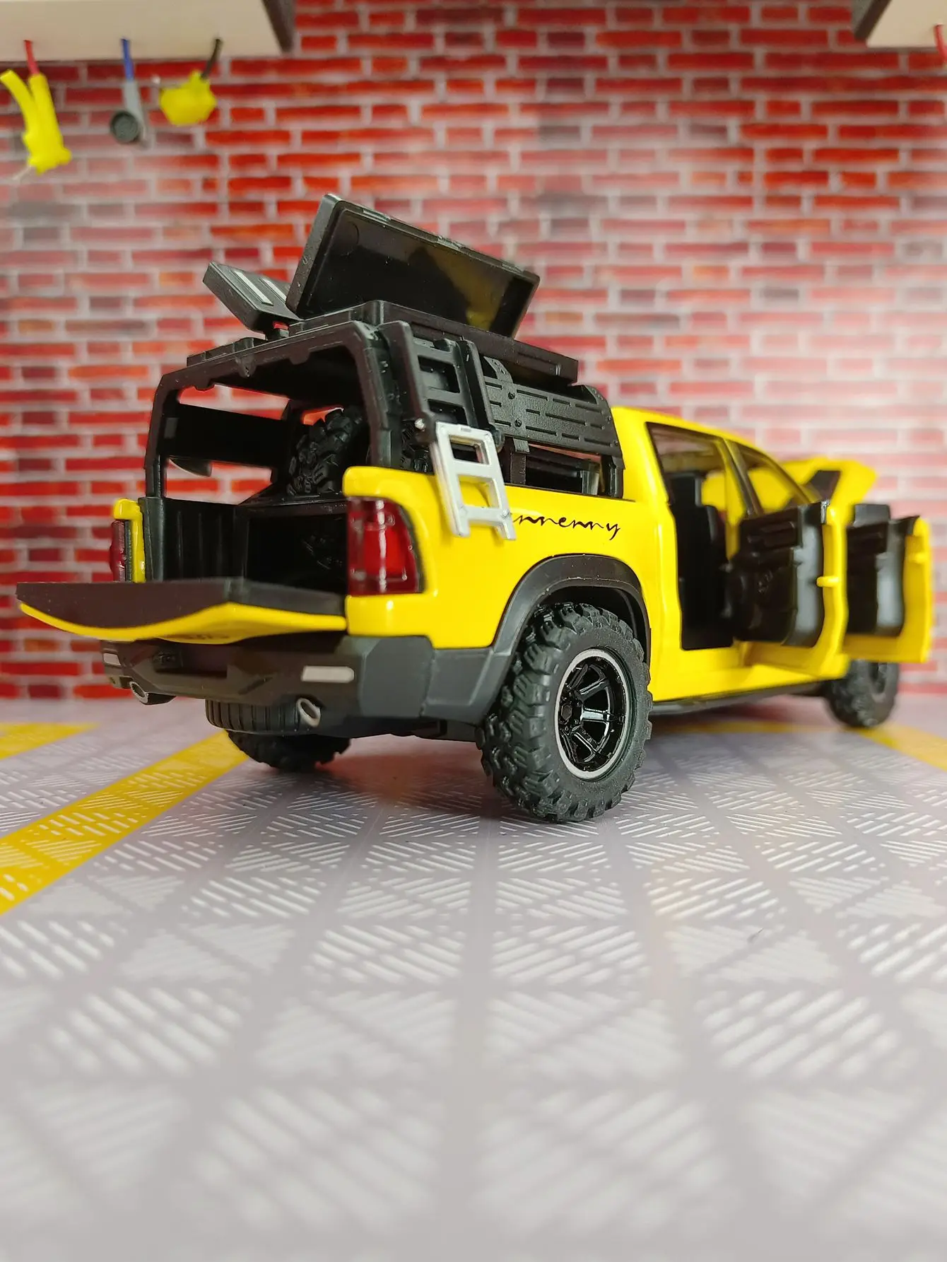 

1:32 пикап из сплава, модель внедорожника, коллекция украшений для автомобилей, двери можно открыть, можно подарить в качестве подарка другу на день рождения