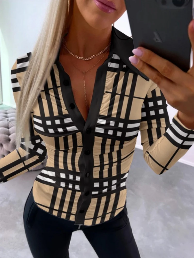 Camisa blanca de manga larga con botones para mujer con estampado de escritura y detalle fruncido