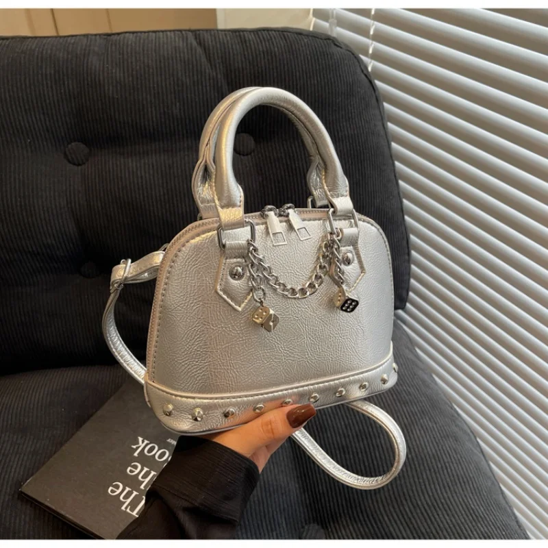 حقيبة كروس مستوحاة من الطراز الكلاسيكي للنساء، محفظة جلدية بسيطة، حقيبة ساعي البريد الراقية، شعار حروف مصمم، ركاب عصري