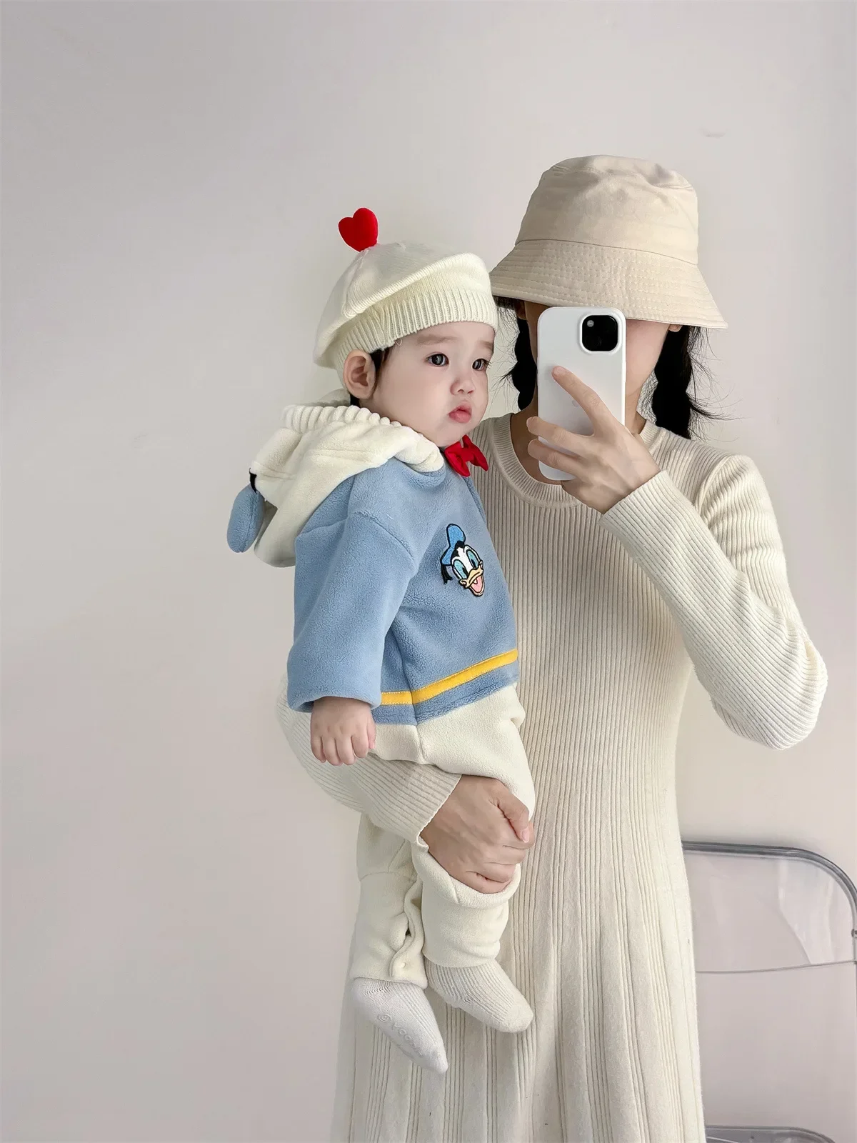 2024 Disney Donald Duck Autumn and Winter with Cashmere Warm Baby Clothing Double Sided Ollie Velvet Hooded Cartoon  Babies Out