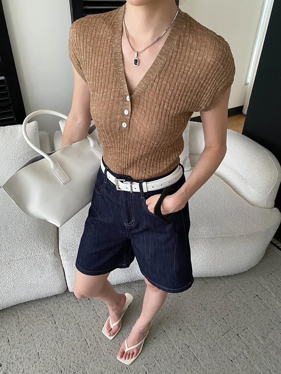 Sommerlicher Damenpullover in unifarbenem Design mit Knopfleiste, V-Ausschnitt und schlankem Schnitt, kurzärmelig. – Detail 10