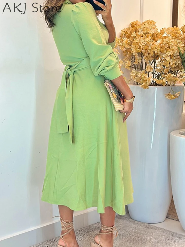 Overhemdjurk met omgeslagen kraag, pofmouwen en gebonden detail. Casual losse midi-jurk met A-lijn