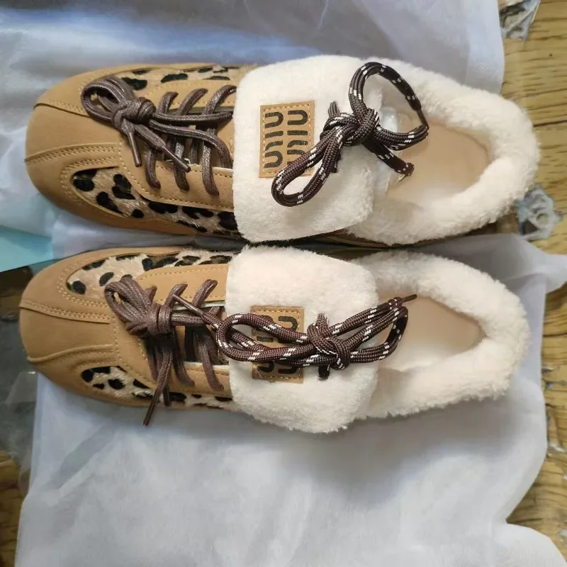 Zapatos planos de leopardo de piel para mujer, zapatillas informales a la moda, zapatillas de deporte de invierno para mantener el calor, algodón de felpa, tendencia de diseñador con cordones 2025