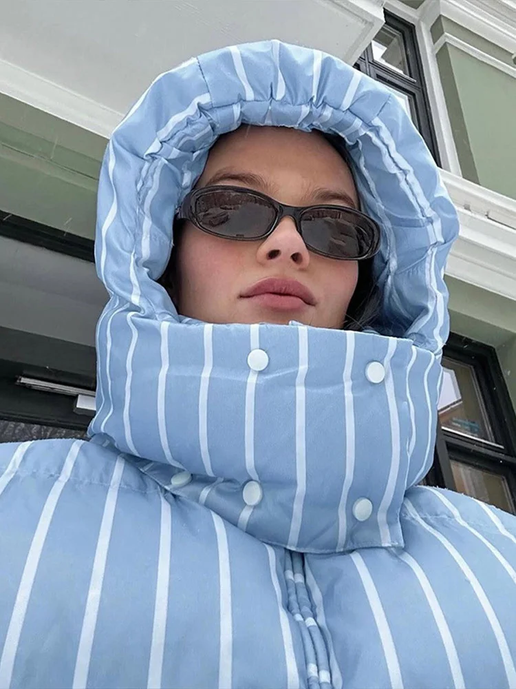 سترة مبطنة مخططة للنساء 2025 مع قلنسوة سميكة وأكمام طويلة معطف دافئ فضفاض مناسب ملابس شتوية غير رسمية موضة ملابس الشارع الشهير