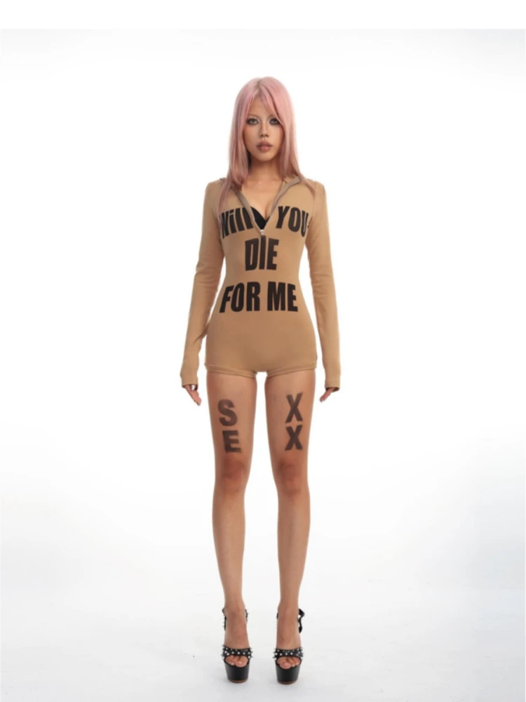 Damski, edgy punkowy kombinezon na rok 2025 - kombinezon z długim rękawem, zapinany na zamek, z nadrukiem liter, dopasowany krój, moda streetwear na wiosnę i jesień.