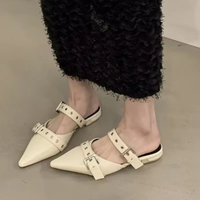 

Металлическая пряжка, заклепки, острый носок, полуслипоны, осенние новые модные нескользящие тапочки на низком каблуке с нескользящим ремешком