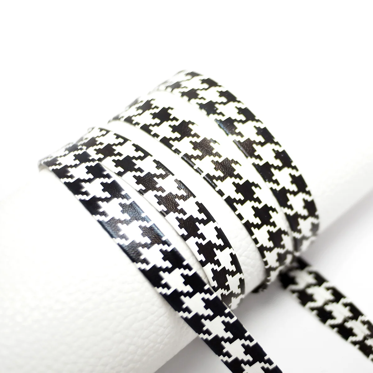 

3 Meter Soft Leather Cord,Black And White Geometry Bonding Leather Strips,Bracelet Necklace Making，Vintage Leather Cord,10x0.8mm