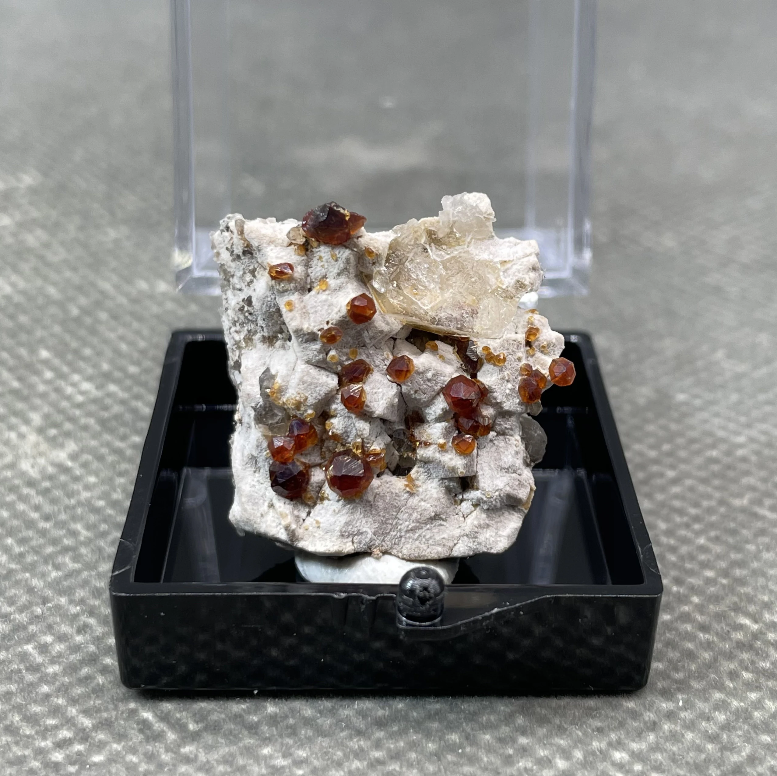 

NEW! 100% natural rare garnet mineral specimens stones and crystals quartz crystals + box size 3.4cm