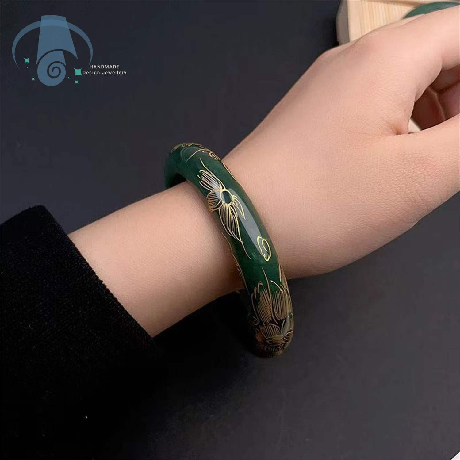 

Натуральный браслет из нефрита Хэтянь, зеленый нефрит, с резным цветочным узором, позолоченный, высококачественное и элегантное ювелирное украшение, подарок для женщин и мам