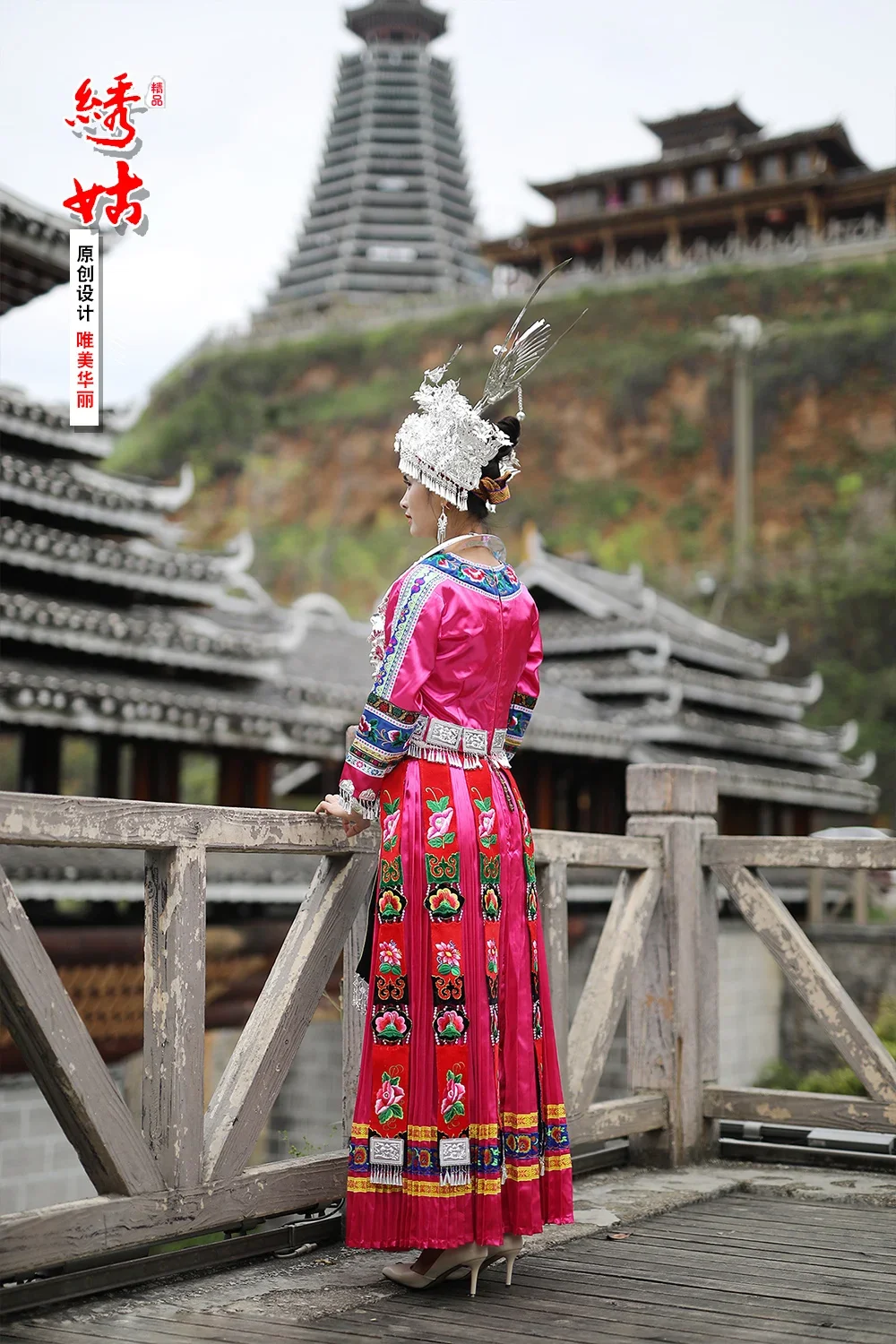 Chińska sukienka Hmong Damska tkanina festiwalowa Tradycja Wiosenna róża Czerwona tradycja Haft Miao