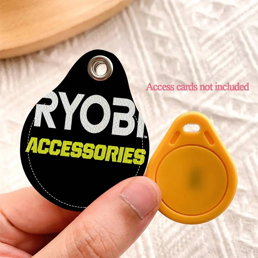 Brelok z logo marki Ryobi, etui na karty dostępu, zawieszka do kluczy, skórzany brelok na karty, breloczek do kluczy, brelok do zamków drzwiowych, identyfikatory dostępu.