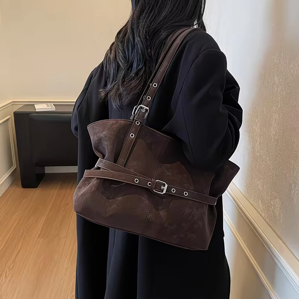 Eine einfarbige Tragetasche mit Gürtelschnalle, im Vintage-Stil, mit großem Fassungsvermögen, ideal für den täglichen Gebrauch und zum Einkaufen in der Stadt, modisch und vielseitig einsetzbar, im Herbst-/Winterstil, Damen-Umhängetasche, Damen-Handtasche, Damen-Tragetasche. – Detail 5