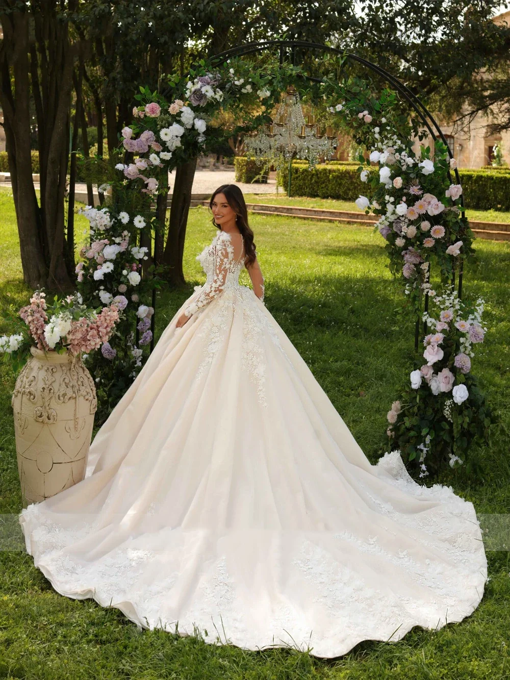 Flavinke Eleganza personalizzata Affascinante A-Line Abiti da sposa Perline Appliques Pizzo Maniche lunghe Corte dei treni Scoop Abiti da sposa
