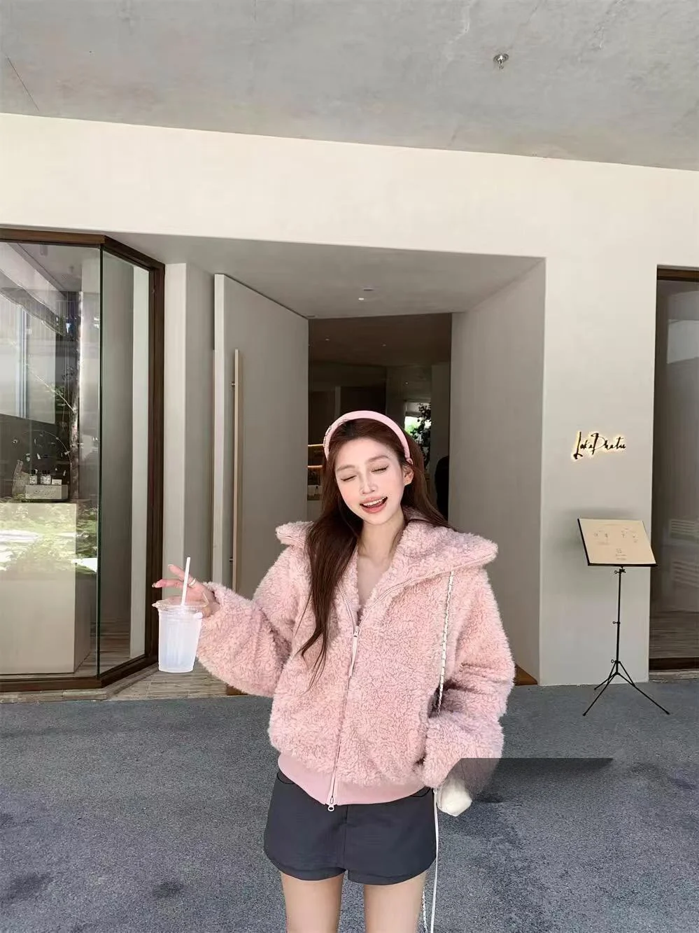 

Корейская розовая короткая куртка из овечьего меха с отложным воротником для женщин, весенняя, маленького размера, нежная, мягкая, пушистая, теплая верхняя одежда для девушек