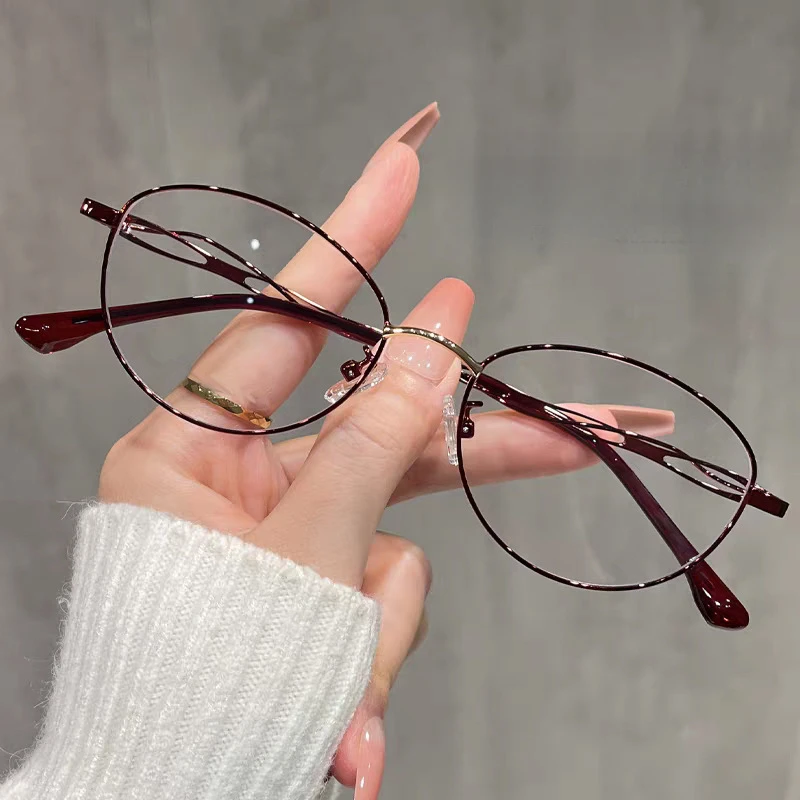 Elliptical-shaped minimalist metal eyeglass frame for ladies, with elegant style and anti-blue light function.