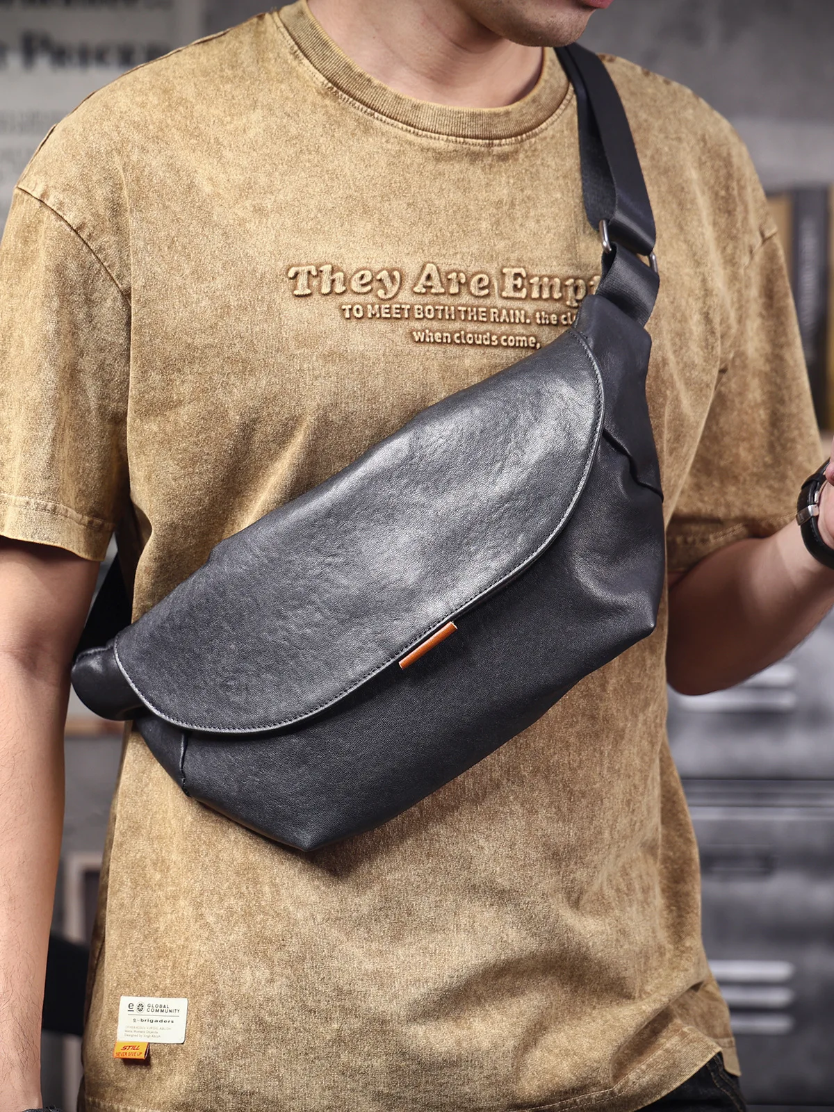 

PNDME simple casual genuine leather men chest bag outdoor sports luxury shoulder bag designer handmade cow leather crossbody bag