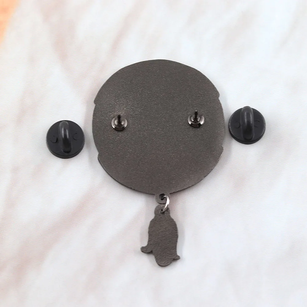 Lustig, ich arbeite bis spät in die Nacht, weil ich Landwirt bin. Emaille-Pin, Vogelscheuche, Mais, Anhänger-Brosche, Cartoon-Abzeichen, Revers-Schmuck, Geschenk für Freunde. – Detail 3