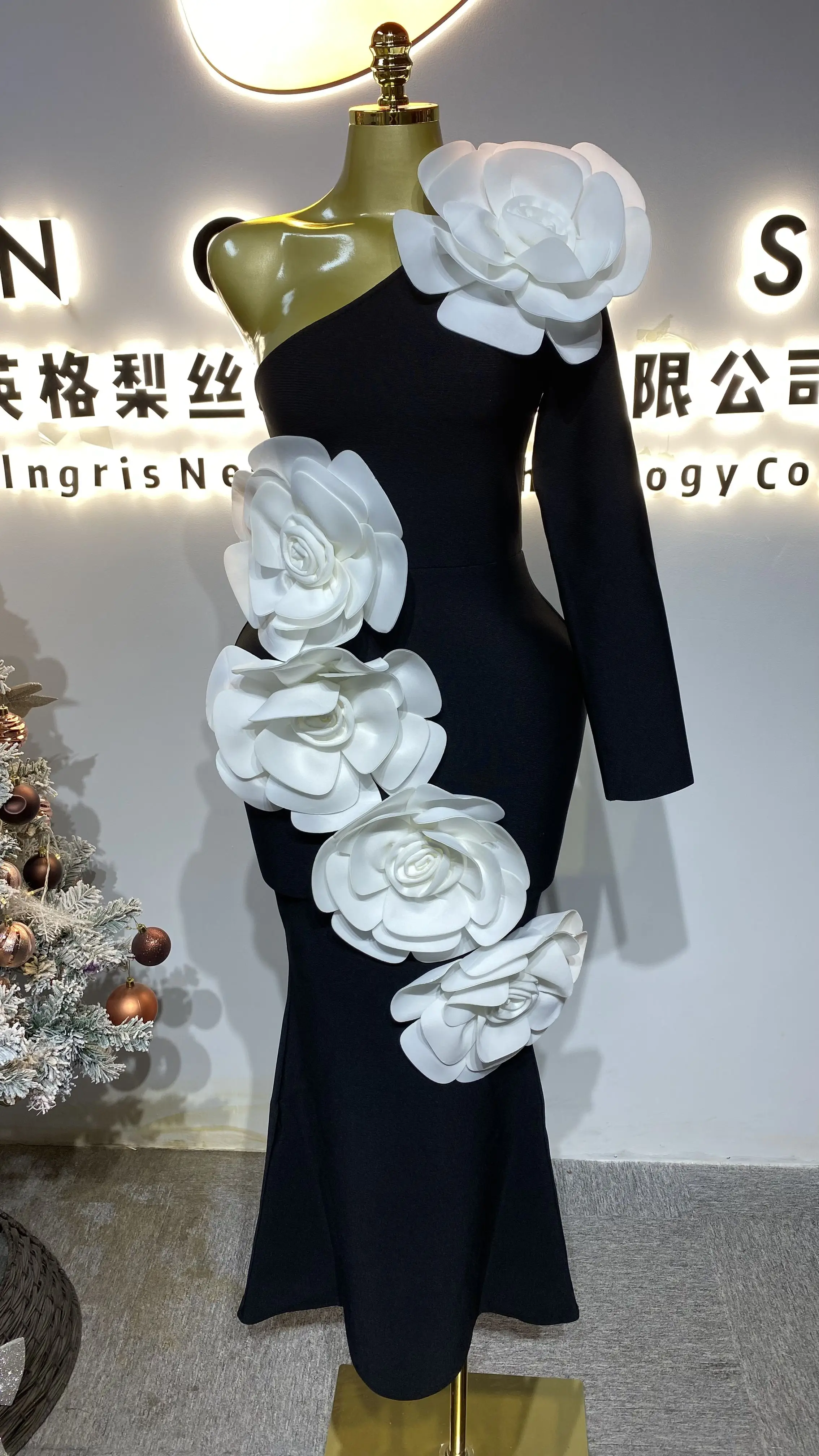 

Stylish black fitted one-shoulder long-sleeved appliqué dress, elegant bandage party evening gown.-GZXX257