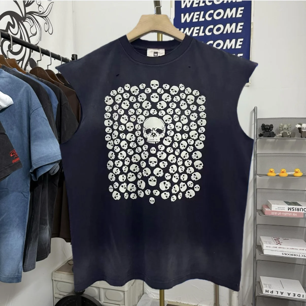 

Японский уличный стиль: Свободный жилет с принтом «Скелет» и светящимся в темноте узором, с эффектом потертости и небольшими отверстиями, для мужчин и женщин.