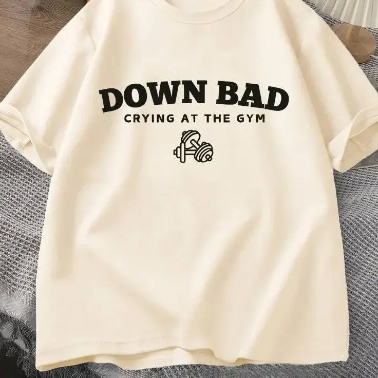 2025 Poetas Torturadas Camiseta Down Bad Crying At The Gym Camisetas Gráficas Mulheres Verão Treino Camiseta Manga Curta