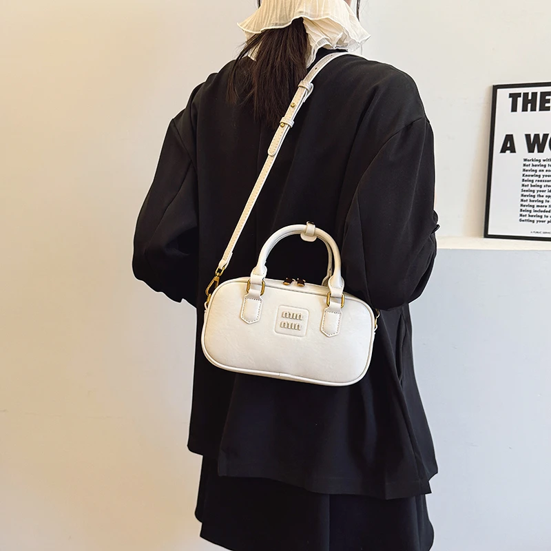 

2025 Luxury Solid Color Leather Shopper Tote - Fashionable Messenger Bag With Embossed Letter Logo & Retro Chain