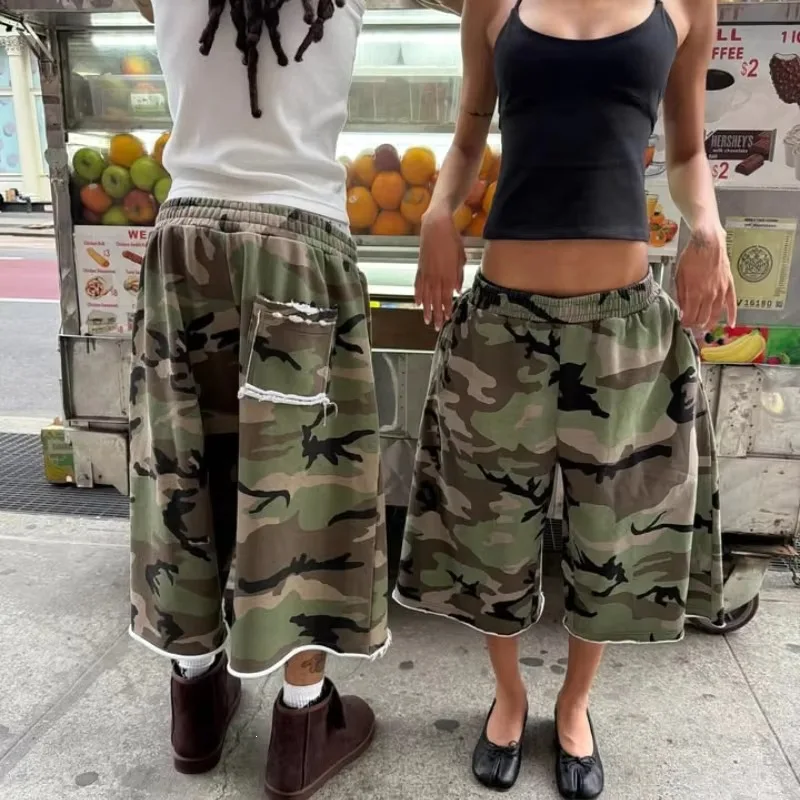 Unisex Y2K Camo Cropped Capri Pants Elastic Waist Baggy Wide Leg Frayed Trim Pockets Hip Hop Streetwear Summer Casual Bottoms