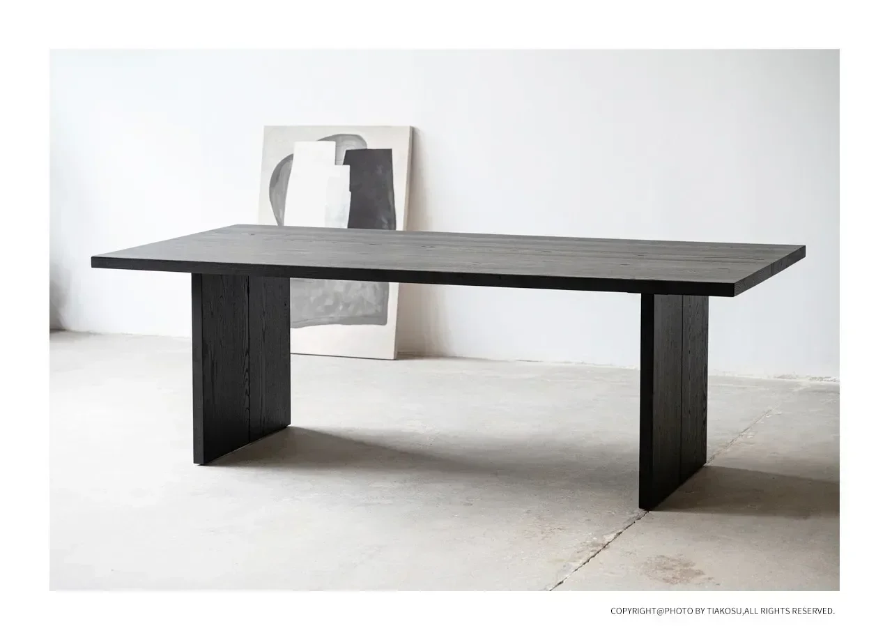 Scrivania lunga minimalista italiana in legno massello Tavolo da tavolo grande in legno nero Banco da lavoro moderno per conferenze e negoziazioni creative