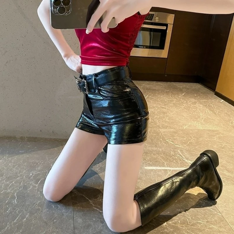

Шорты из черной искусственной кожи в американском стиле Y2K, женские брюки из искусственной кожи с высокой талией, глянцевые облегающие брюки с эффектом подтяжки ягодиц, летние брюки