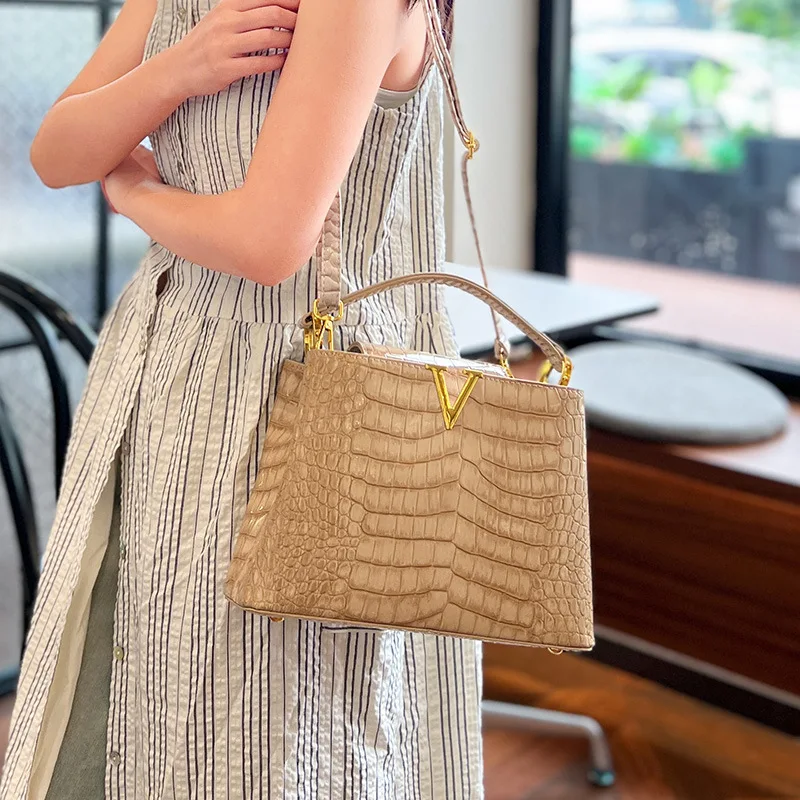 

2025 New Luxury Design, High-end Large Capacity Women's Bag, Fashion Commuter Crossbody