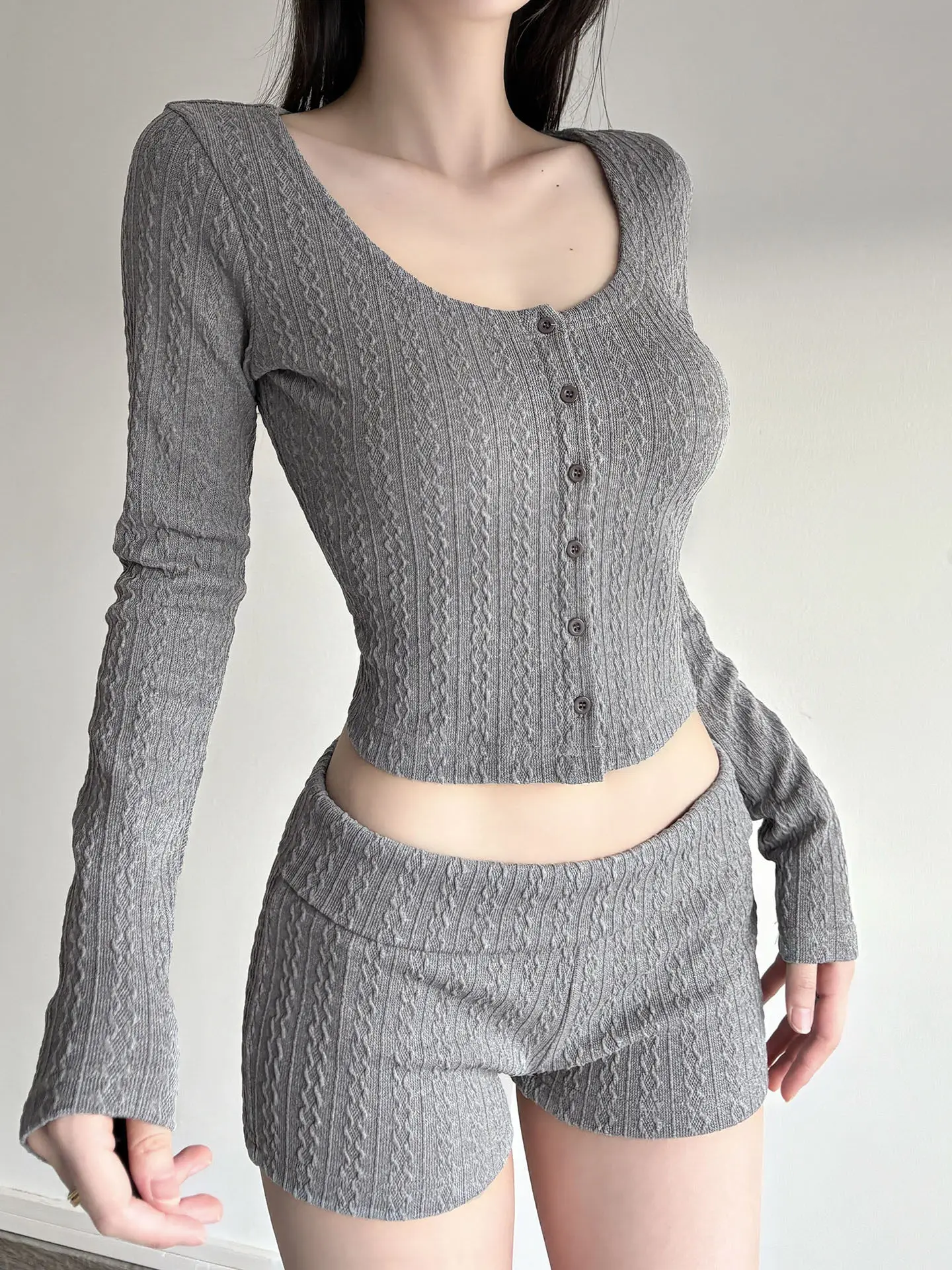 

Вязаный повседневный костюм, женский корейский классический простой серый текстурированный весенний универсальный облегающий кардиган для отдыха, комплект из топа и шорт