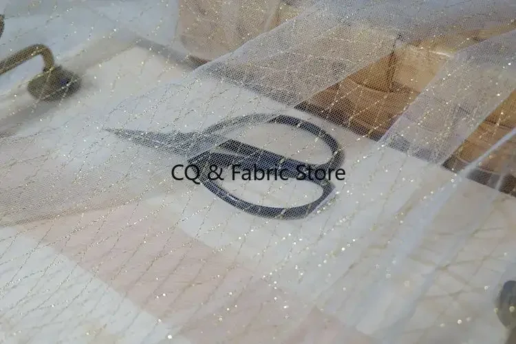Tessuto di tulle a rete bianco nero largo 150 cm Abito da sposa di alta qualità Decorazione di nozze Tessuto a rete per gonna da ragazza
