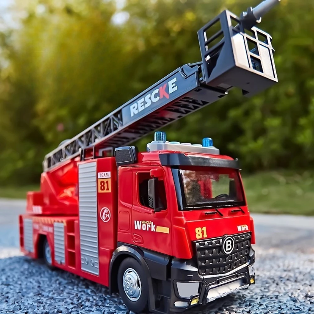 1:18 escada modelo de motor de incêndio, carro de brinquedo, luz, música, corpo de liga, spray de água, modelos de veículos, presentes de aniversário para crianças