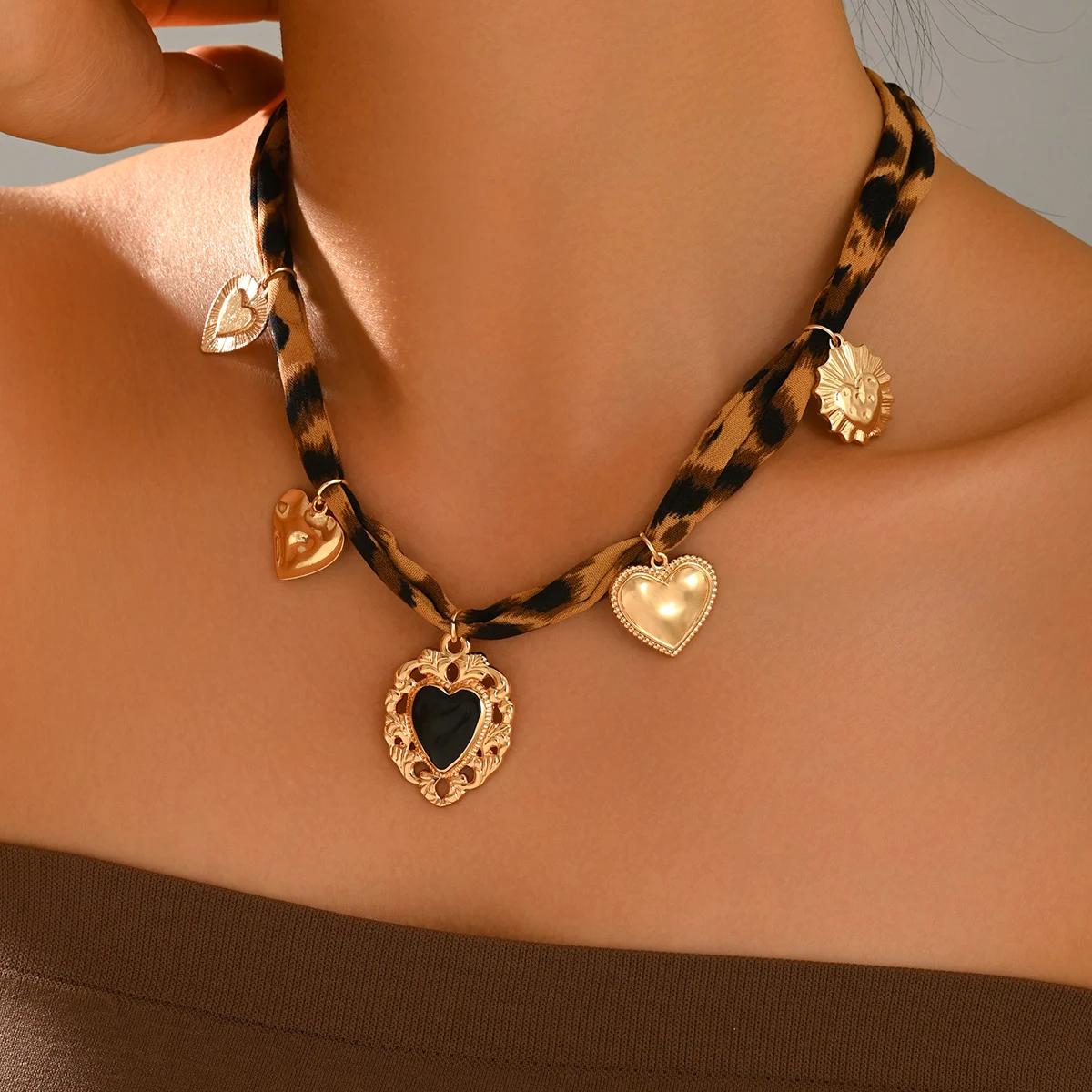Vintage Leopard Choker Necklace Multi Heart Metal Charms Black Enamel Pendant Y2K Boho Women Daily Fashion Neck Ornament