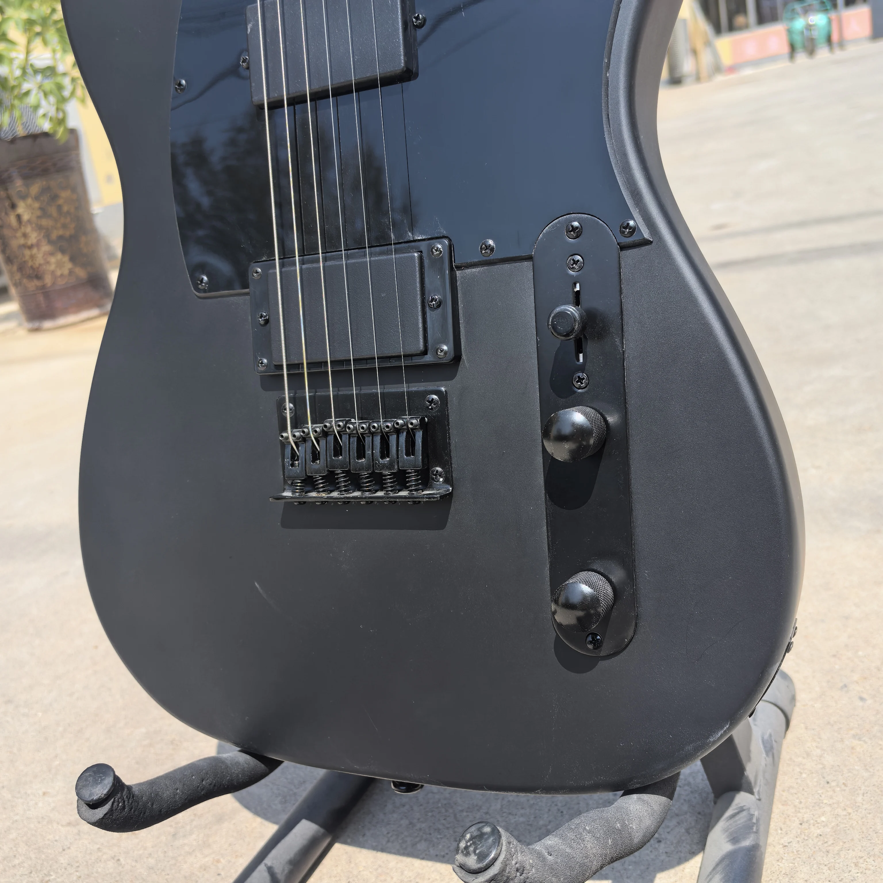 In stock, 6-string electric guitar made of mahogany, matte black, white binding, immediate shipment upon order.