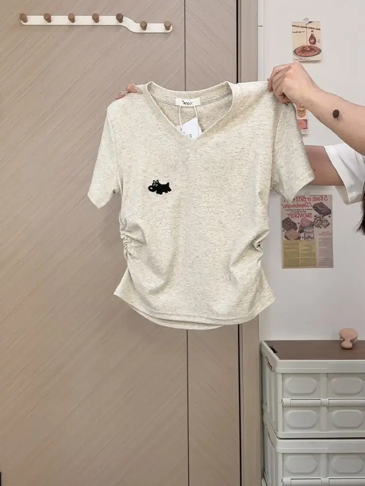 Camiseta Feminina de Estilo Europeu de Alta Qualidade, Decote em V, Manga Curta, Caimento Solto, Verão, Tamanhos Grandes, Top Plissado que Emagrece, por Guangzhou Thir...