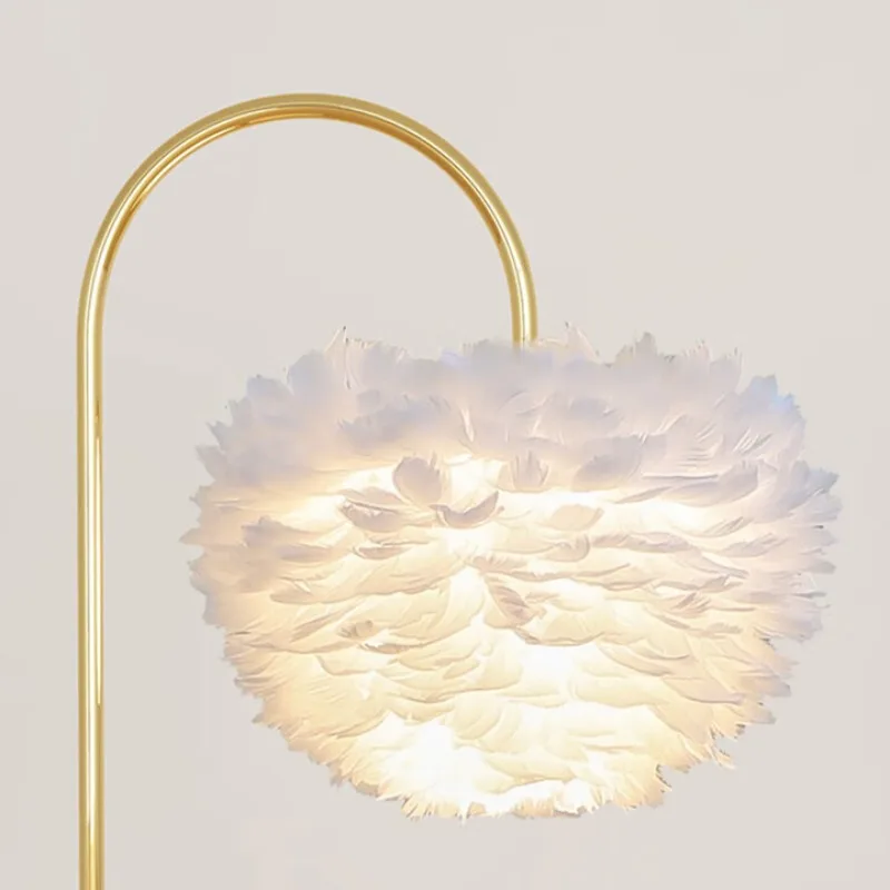 Cremefarbene Wind-Stehlampe mit integriertem Regal, Wohnzimmersofa neben dekorativen Kunstatmosphäre