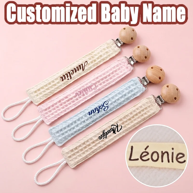porta-chupeta-de-tecido-personalizado-com-prendedor-de-madeira-bordado-a-mao-com-o-nome-do-bebe-presente-para-cha-de-bebe