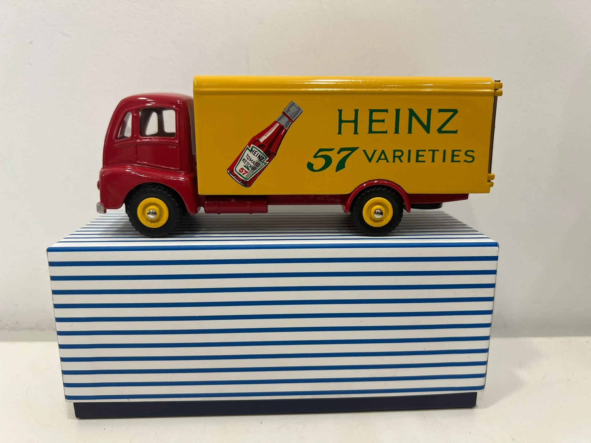 Diecast DINKY TOYS 1:43 Scale Soda Transport Car Alloy Car Model Collectible Toy Gift Souvenir Display Ornament