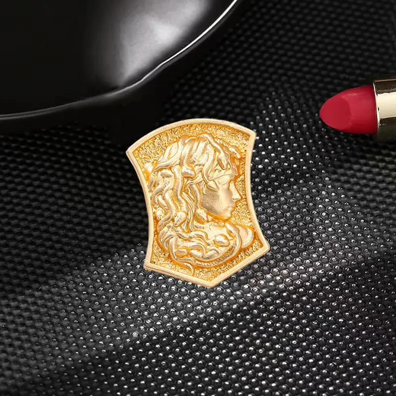 Ancient Greek Mythology Medusa Brooch Alloy Golden Pin Style Laple Pins Badges Deocration Craft Gift for Men and Women