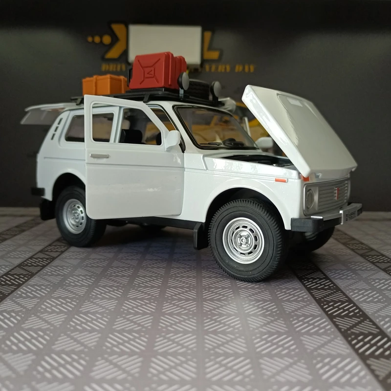 Modelo retro de aleación Jeep de simulación 1:24, puertas y capó de motor, el maletero se puede abrir con sonido y luz, regalo para vehículo todoterreno