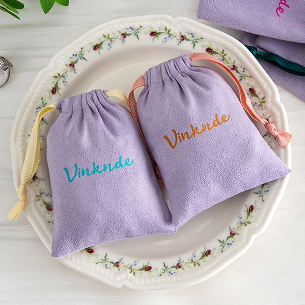 

100pcs Custom Logo Purple Velvet Drawstring Jewelry Bag Flannel Suede Packaging Ribbon Pouches Chic Wedding Favors Gift Sack