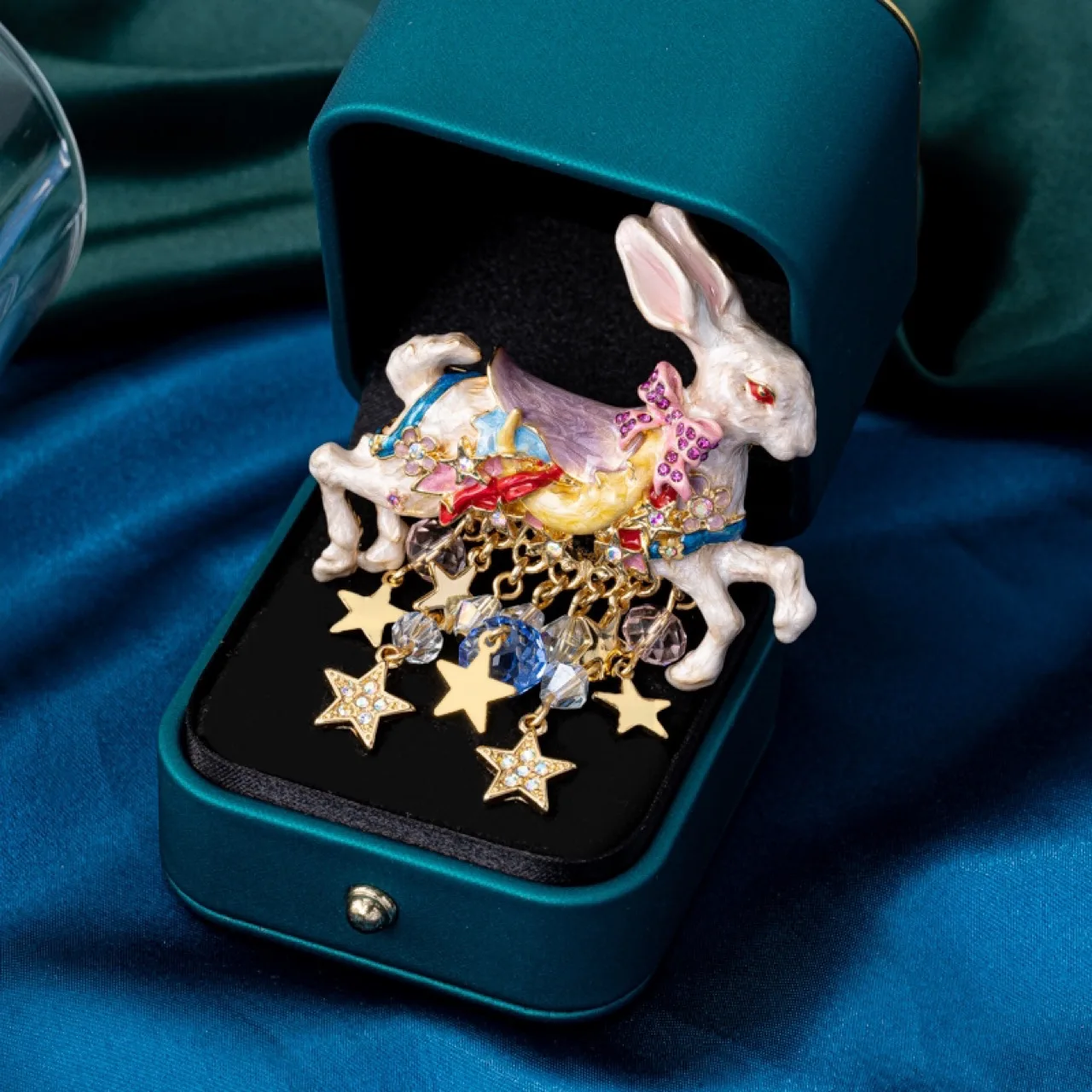 

KF European and American Retro Literature and Art Fashion Trend Niche Design Enamel Rabbit Shining Stars Fringed Pendant Brooch