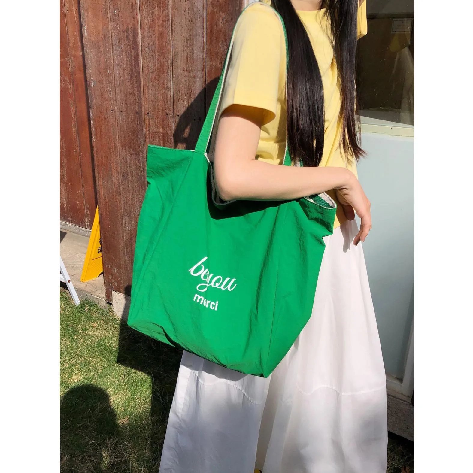 

Simple and stylish casual canvas bag for spring and summer 2025 trend, niche design, hand-held tote bag, shoulder bag for women