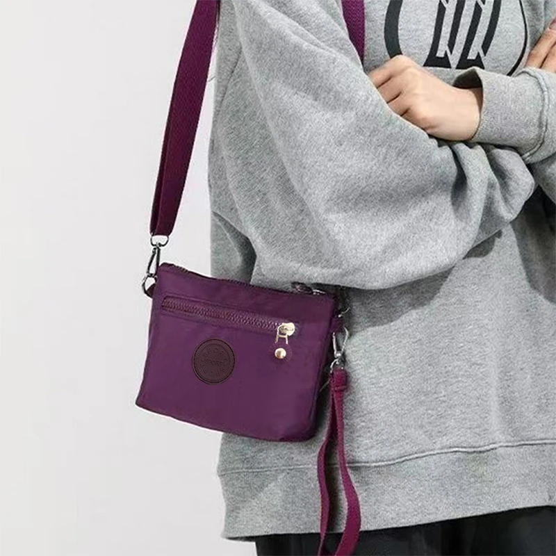 Tragetasche im neutralen Stil mit trendigem und schlichtem Design. Umhängetasche für den Freizeitgebrauch bei täglichen Pendeln oder bei der Arbeit.