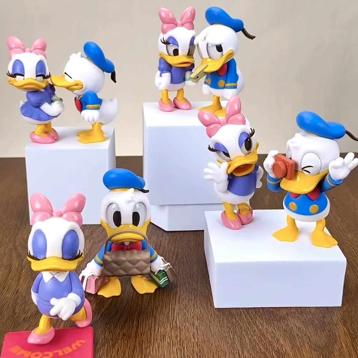 

Милый мультфильм Дисней Дональд Дак с Дейзи, слепая коробка, фигурка, модель, детские игрушки, подарок на день Святого Валентина, украшения для стола, подарок на день рождения