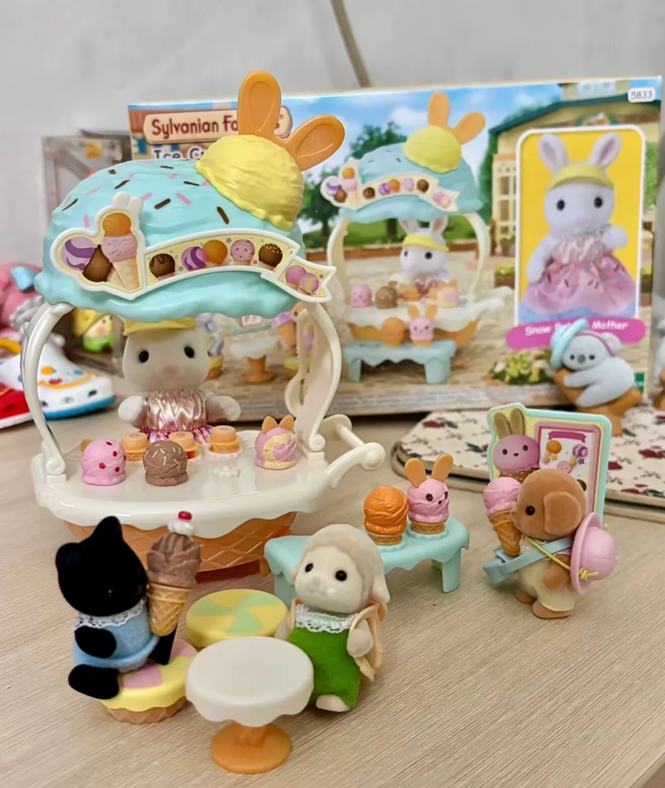 Nuove famiglie originali Sylvanian Fai finta di giocare Madre Koala Modello di motociclista Sorella più giovane Orso polare Mobili Giocattoli Giocattolo regalo