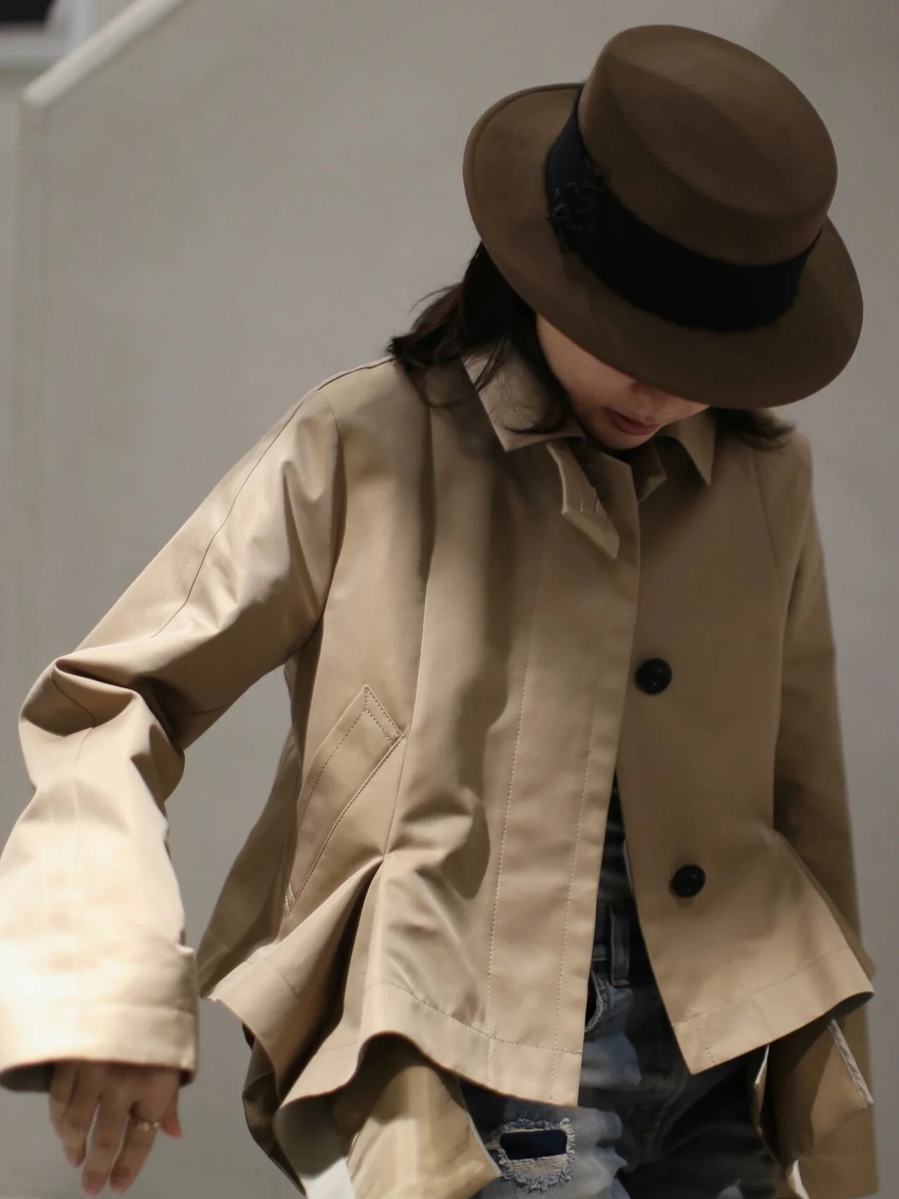 

Шикарное повседневное женское пальто цвета хаки с антивозрастным дизайном, осеннее новое поступление, свободный крой из полиэстера F...