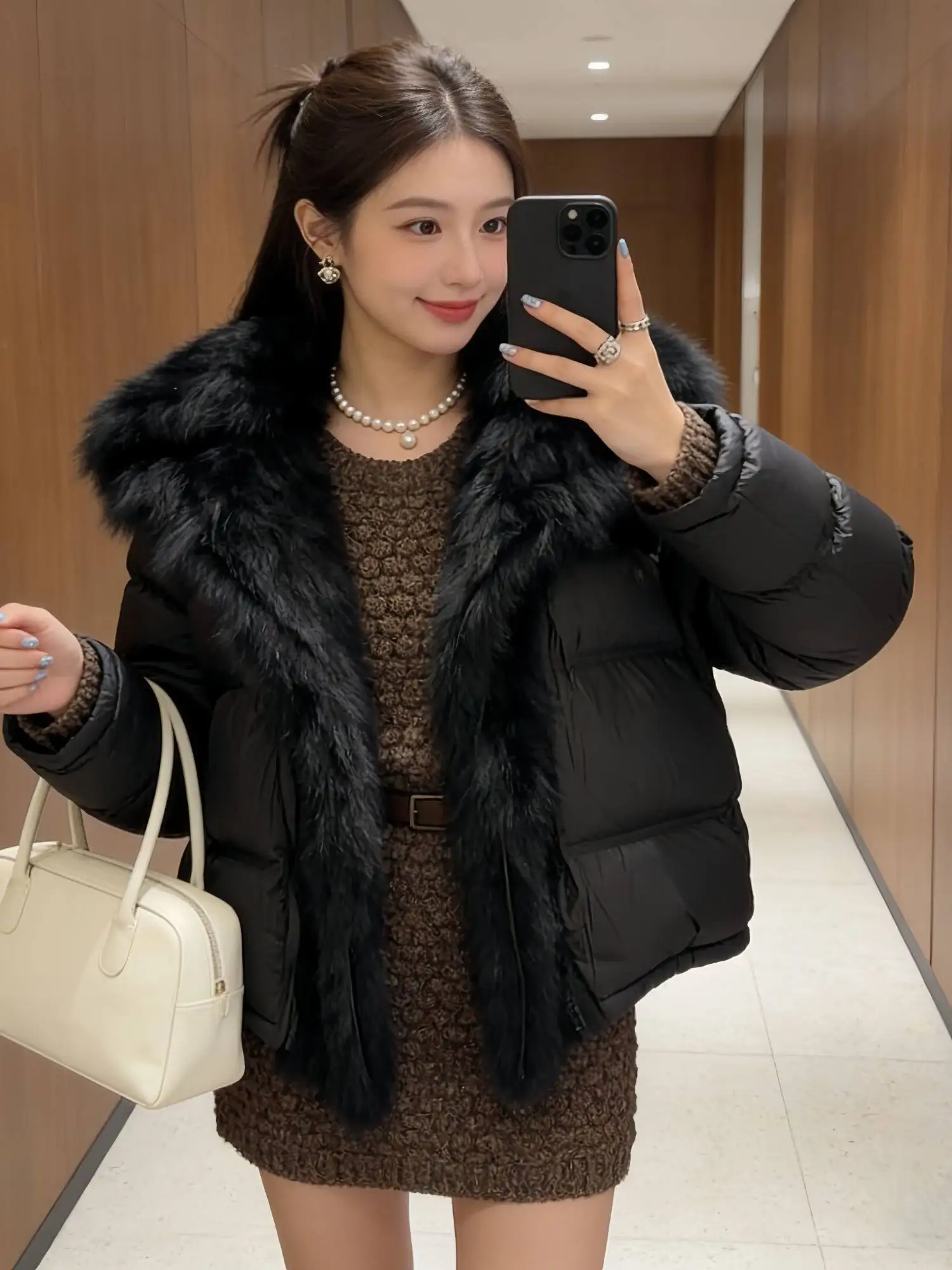 

Модная утепленная хлопковая куртка с капюшоном для женщин, высококачественная европейская модель с большим меховым воротником, короткое пальто-пуховик