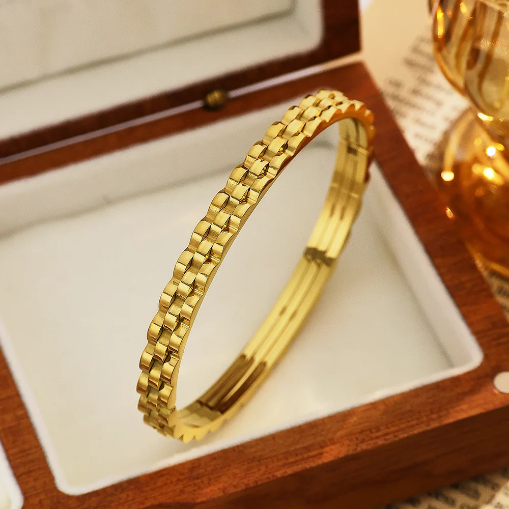 حزام ساعة مصقول عالي التيتانيوم الصلب الكفة سوار 18K مطلية بالذهب مقاوم للماء غير حساسية الإسورة مجوهرات للنساء الفتيات