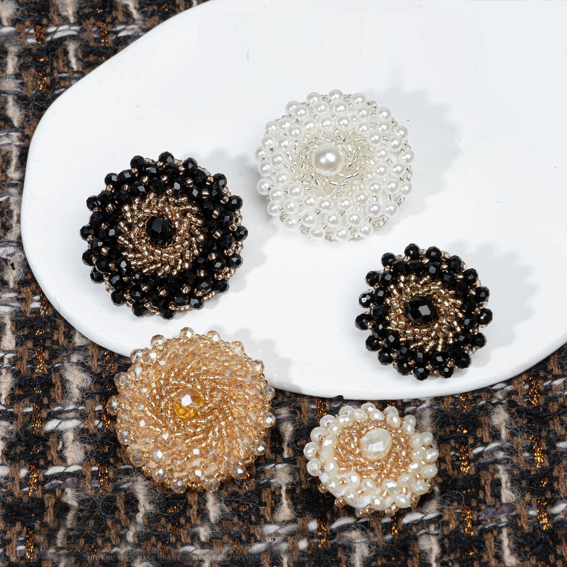 4 шт./лот, 37 мм, высококачественные черные/белые хрустальные пуговицы для ногтей, норковая шуба, украшение, сшитые вручную пуговицы N719 4 шт./лот, 37 мм, высококачественные черные/белые хрустальные пуговицы для ногтей, норковая шуба, украшение, сшитые вручную пуговицы N719